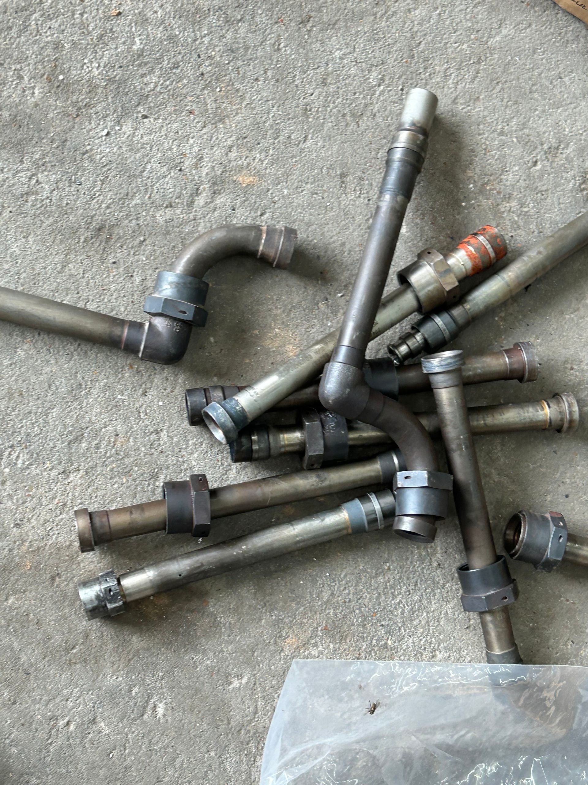 Aircraft-engine tubes and fittings sorted for recovery
